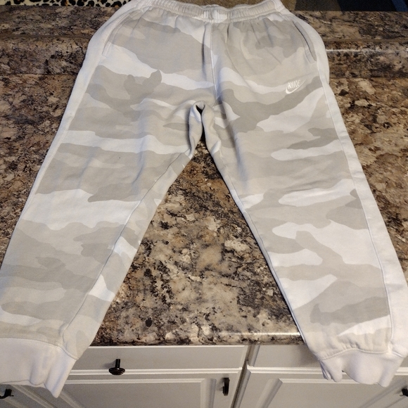Nike Pants - Women's Nike sweatpants size large camo fatigue